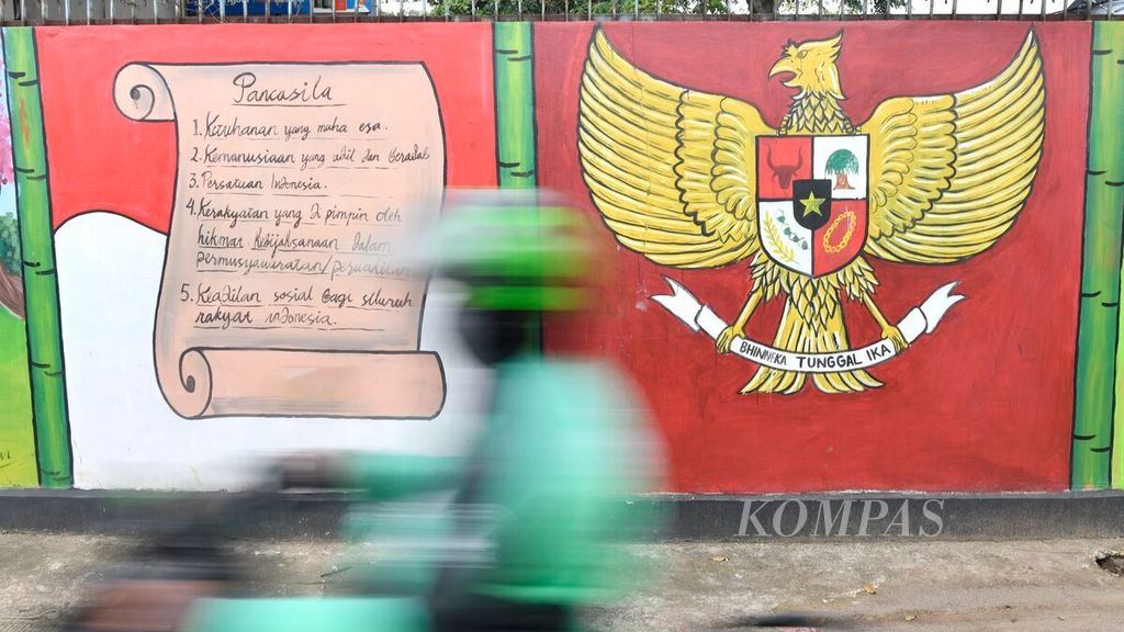 Mural bertema Pancasila tergambar di sekitar permukiman warga di kawasan Pinang, Kota Tangerang, Banten, Sabtu (5/6/2021). Indonesia memiliki keragaman suku, budaya, bahasa, dan agama yang harus dijaga dan dirawat bersama. 