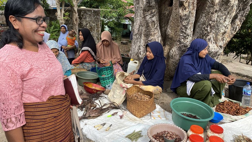 Warga sepulang dari gereja mampir membeli kebutuhan sehari-hari di pasar tradisional di Desa Hoelea, Kecamatan Omesuri, Kabupaten Lembata, Nusa Tenggara Timur, Minggu (13/8/2023). 