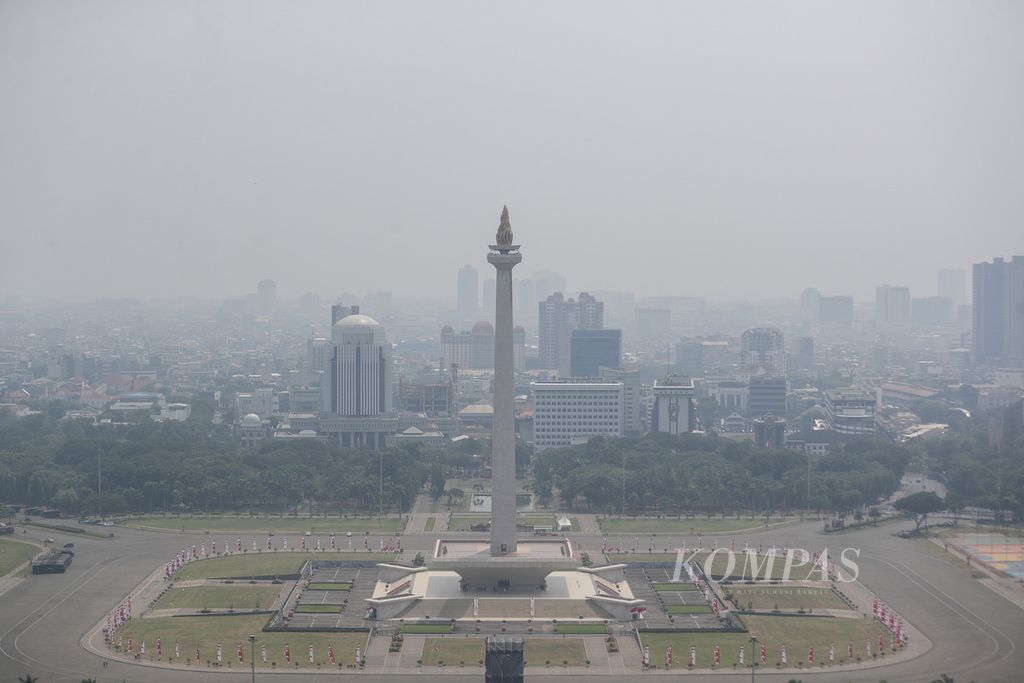 Lanskap Kota Jakarta berkabut pada Kamis (10/8/2023) siang. Kualitas udara yang buruk di Jakarta dan wilayah sekitarnya masih menjadi permasalahan yang serius. Data IQAir pada hari itu mencapai angka 164 per pukul 11.00. Angka tersebut menunjukan kualitas udara di Jakarta tidak sehat. 