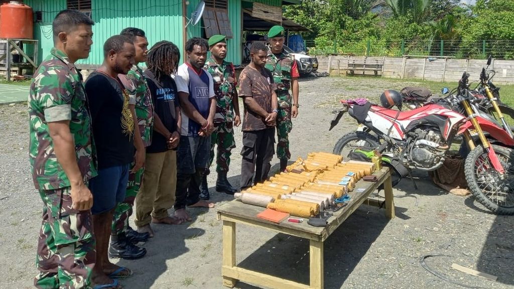 Aparat Koramil Benawa gagalkan peredaran 39 botol minuman keras melalui jalan Trans-Papua di Kabupaten Yalimo, Papua, Senin (4/7/2022).