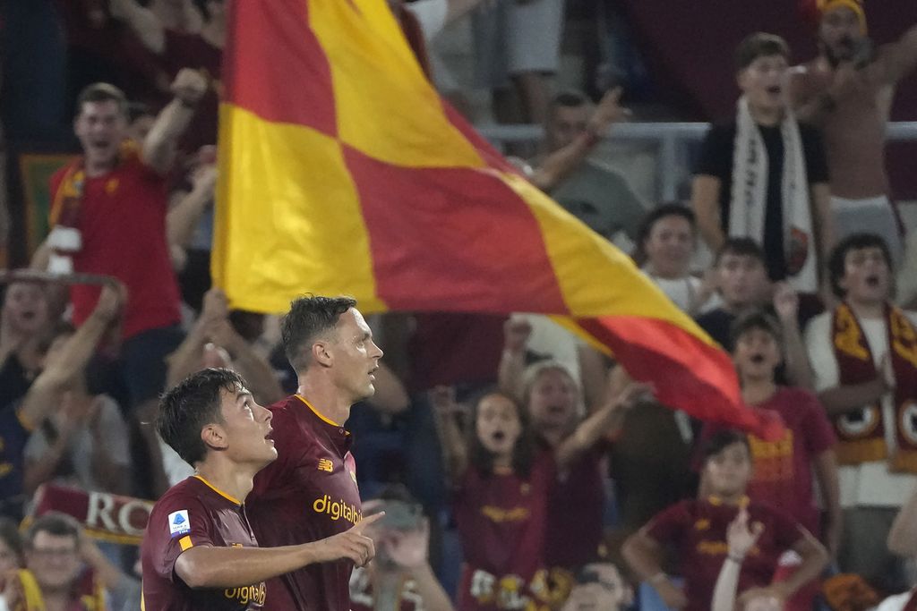 Penyerang AS Roma, Paulo Dybala (kedua kanan), merayakan gol keduanya ke gawang Monza pada laga Liga Italia di Stadion Olimpico, Roma, Rabu (31/8/2022) dini hari WIB. Roma menang, 3-0, pada laga itu.