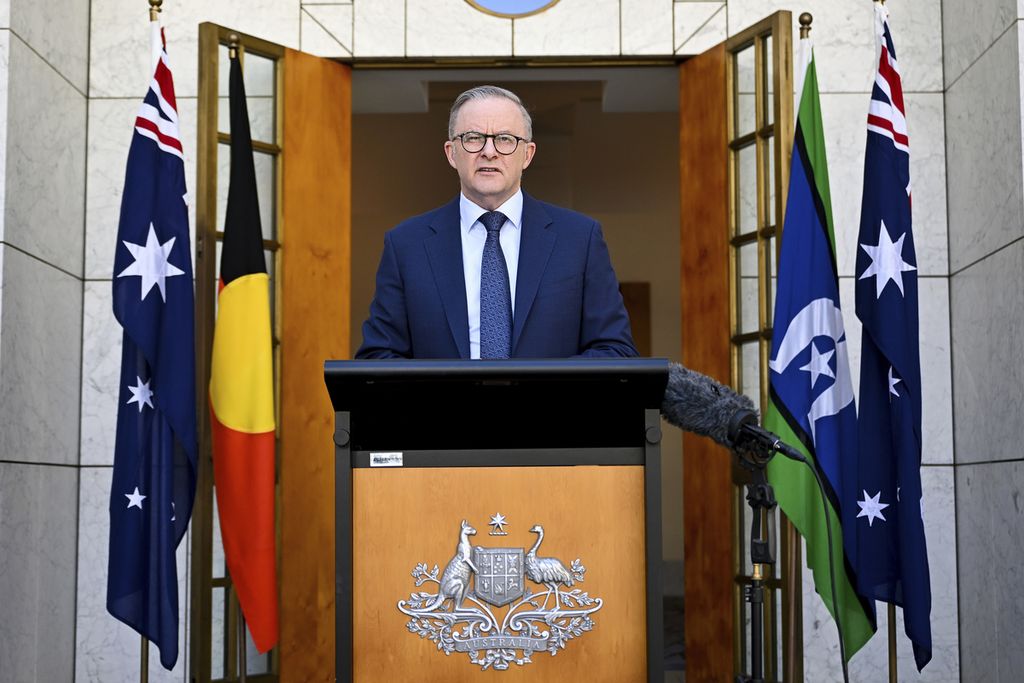Perdana Menteri Australia Anthony Albanese berbicara kepada media di depan gedung Parlemen Australia di Canberra, Minggu (22/10/2023), mengumumkan rencana kunjungannya ke China selama empat hari mulai Sabtu (4/11/2023). 