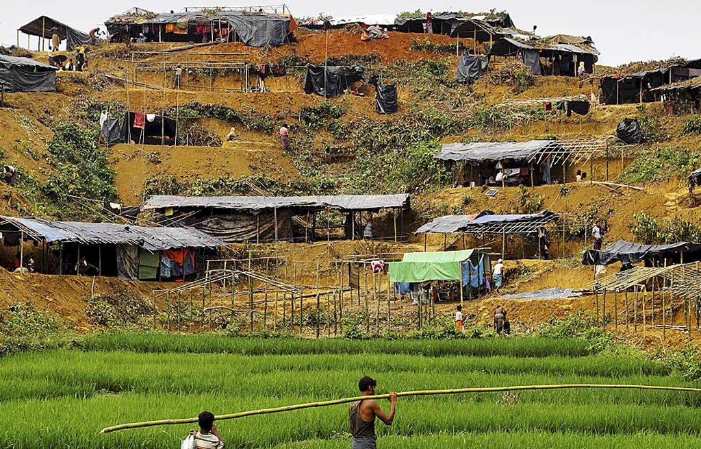 Pengungsi Rohingya  yang baru tiba di Banglades dari Myanmar mendirikan gubuk-gubuk untuk tempat tinggal di Ukhiya, Banglades, Rabu (6/9). Lebih dari 125.000 pengungsi mengalir ke Banglades. Sebagian besar dari mereka adalah warga Rohingya, warga etnis minoritas di Myanmar yang tidak diakui sebagai warga negara oleh Pemerintah Myanmar. 