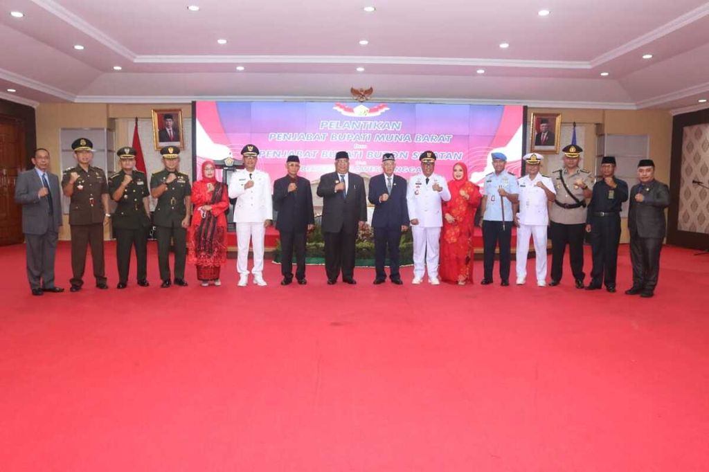 Gubernur Sultra Ali Mazi berfoto bersama Penjabat Bupati Muna Barat dan Penjabat Buton Selatan setelah pelantikan di Kendari, Jumat (27/5/2022).