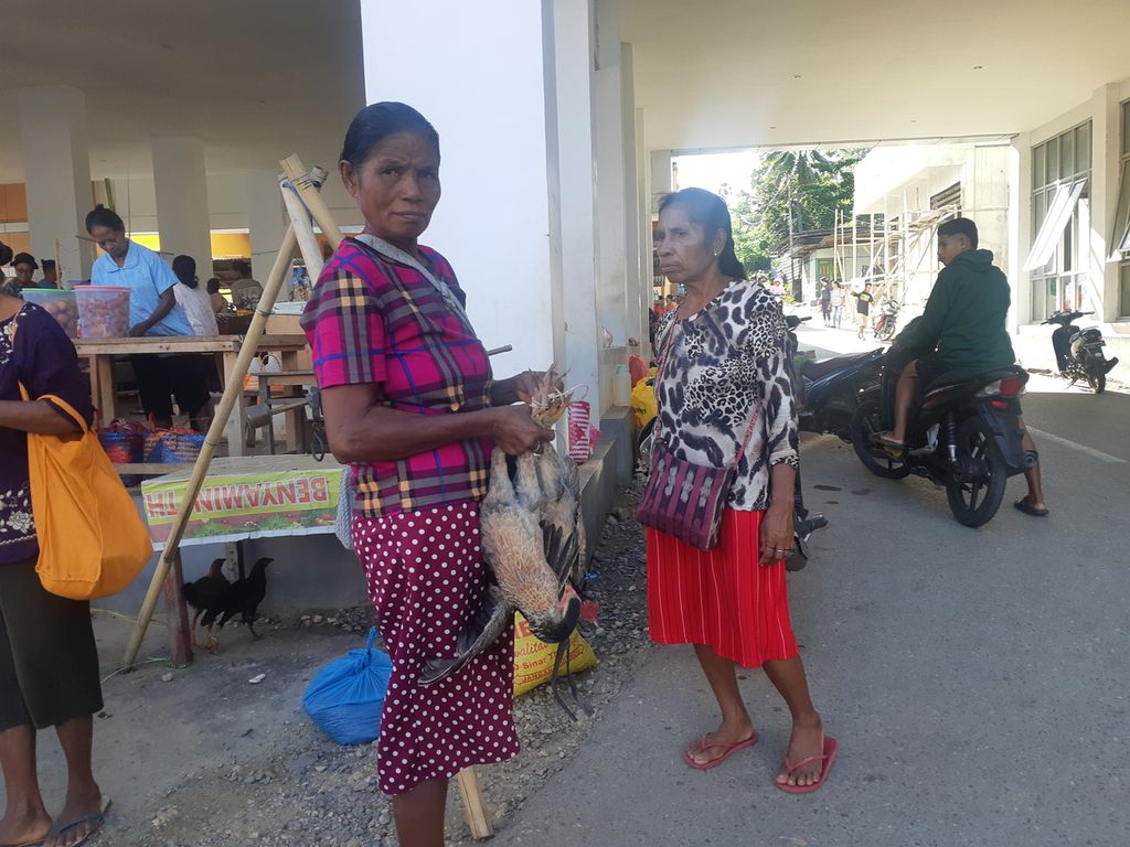 Activities at the Wonreli People's Market, Kisar Island, Southwest Maluku Regency, Maluku, on Friday (21/4/2023). Residents on the island do not lack protein from animals or fish because of abundant natural resources.