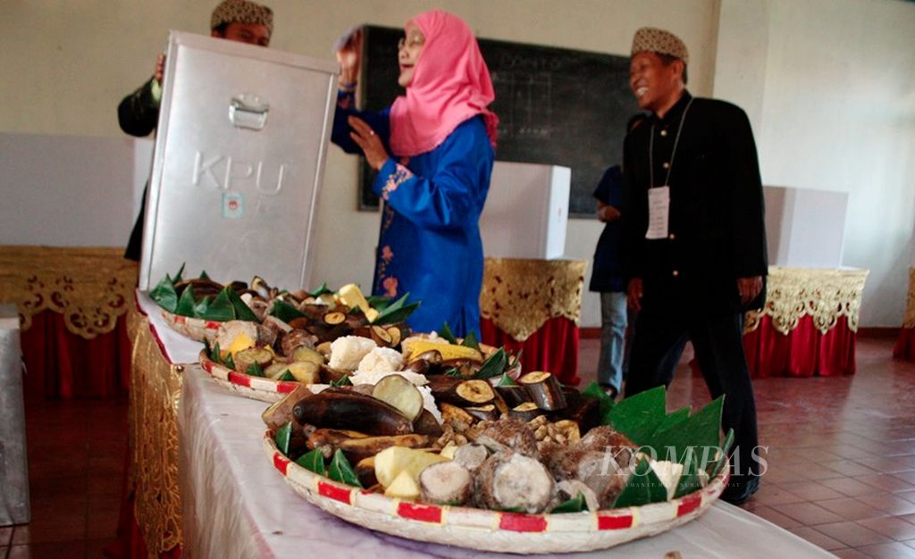 Pemilih di TPS 09 Kecamatan Gunung Puyuh Kota Sukabumi, Jawa Barat, bisa mencicipi hidangan berupa makanan rakyat seusai menggunakan hak suaranya, Rabu (8/7/2009). 