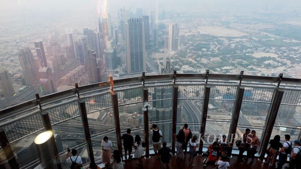 Wisatawan menyaksikan lanskap kota Dubai dari dari lantai 124 Burj Khalifa, beberapa waktu lalu. Pariwisata menjadi salah satu andalan perekonomian Dubai