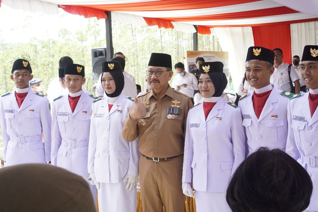 Kepala Otorita IKN Nusantara Bambang Susantono berfoto bersama tim pengibar bendera seusai upacara HUT Ke-77 RI di Titik Nol IKN Nusantara, Rabu (17/8/2022). 