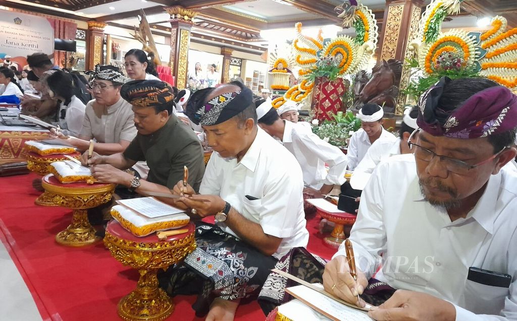 Bali's Secretary, Dewa Made Indra (center), along with participants from the Nyurat Lontar Festival and the Ngetik Aksara Bali Festival, attend the opening ceremony of the 6th Bali Language Month on Thursday (2/1/2024) at Taman Budaya Bali, Denpasar, Bali.