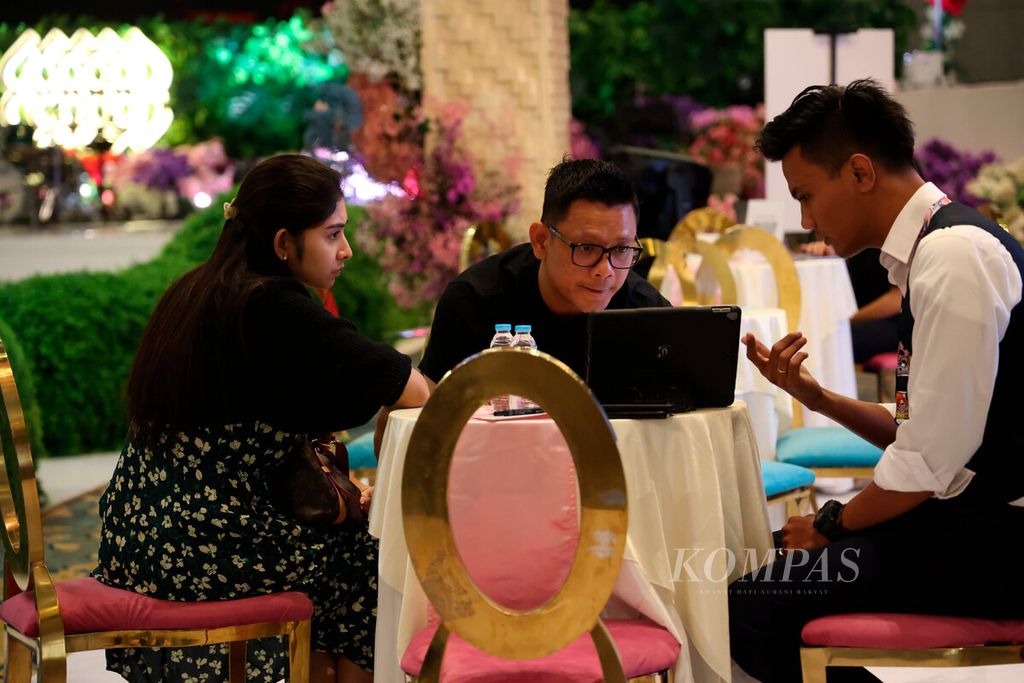 Petugas saat memberikan informasi untuk pasangan yang berencana menggunakan jasa pernikahan saat mengunjungi Padma Wedding Expo di Hotel Padma, Kota Semarang, Jawa Tengah, Sabtu (28/1/2023). 