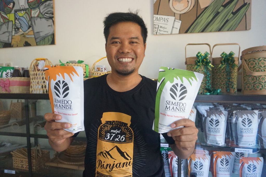 Akhmad Sobirin menunjukkan produk gula kristal kelapa Semedo Manise di Desa Semedo, Banyumas, Jawa Tengah, Kamis (7/9/2023).