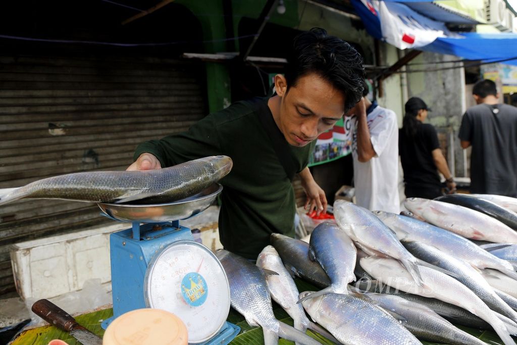 Pedagang bandeng musiman menimbang bandeng pilihan pembeli di kawasan Rawa Belong, Jakarta Barat, 6 Februari 2023. Pedagang bandeng mulai bermunculan di kawasan tersebut seminggu menjelang tahun baru Imlek. 