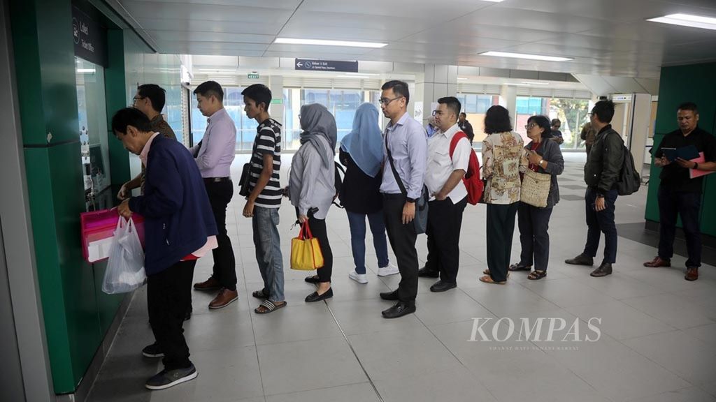 Calon penumpang mengantre membeli tiket di loket Stasiun MRT Lebak Bulus, Jakarta Selatan, pada hari pertama fase operasi secara komersial (berbayar), Senin (1/4/2019). 