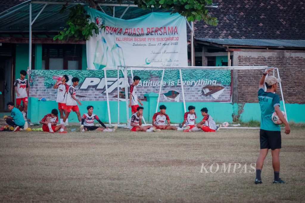 Para pemain SSB Pandawa Football Academy beristirahat setelah sesi latihan sore berakhir di Lapangan Toriyo, Kecamatan Bendosari, Kabupaten Sukoharjo, Jateng, Selasa (4/7/2023). Mereka merupakan pemain yang mengikuti program asrama PFA.