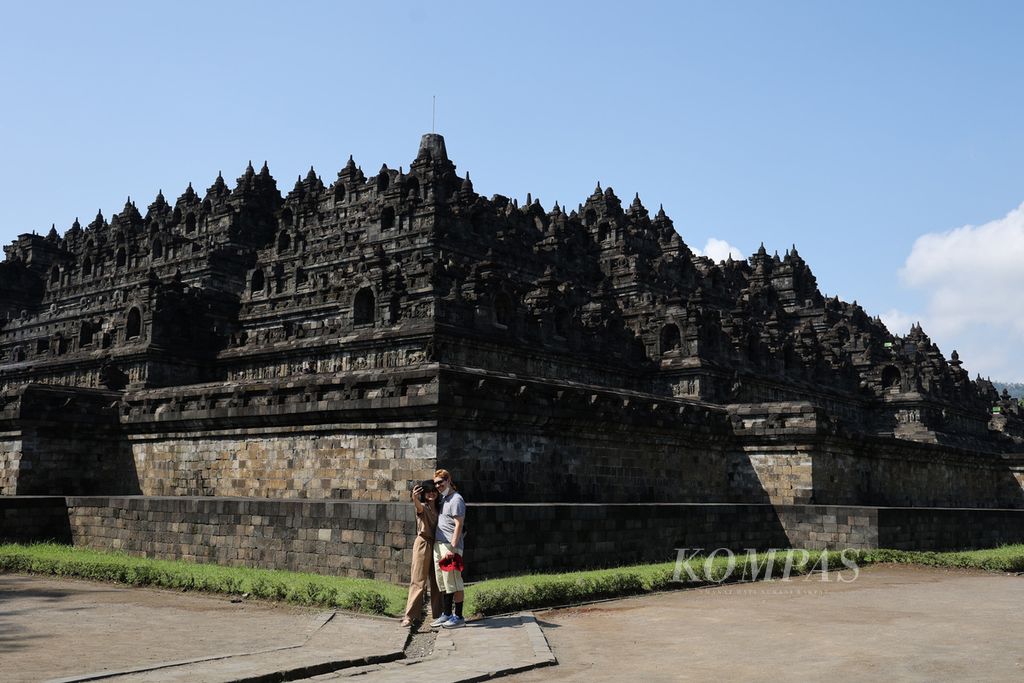 Wisatawan mengelilingi Candi Borobudur, Magelang, Jawa Tengah, Rabu (22/6/2022). Peraturan yang melarang pengunjung menaiki candi masih diberlakukan untuk mengurangi dampak kerusakan pada batuan candi tersebut.