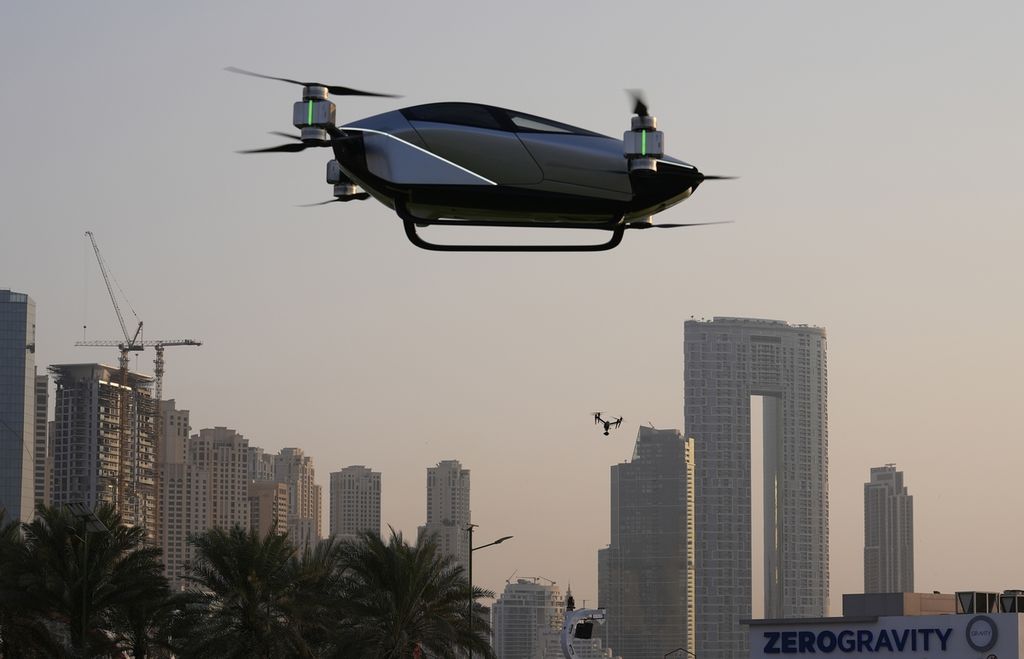 XPeng X2, taksi terbang yang dikembangkan XPeng, dipamerkan di Dubai, Uni Emirat Arab, pada Oktober 2022.