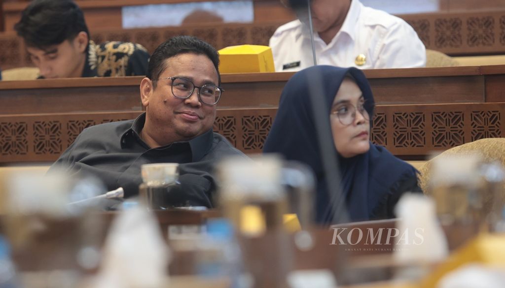 Ketua Badan Pengawas Pemilu (Bawaslu) Rahmat Bagja (kiri), didampingi anggota Bawaslu, Lolly Suhenty, mengikuti rapat dengar pendapat dengan Komisi II DPR di Gedung Parlemen, Jakarta, Rabu (17/5/2023).