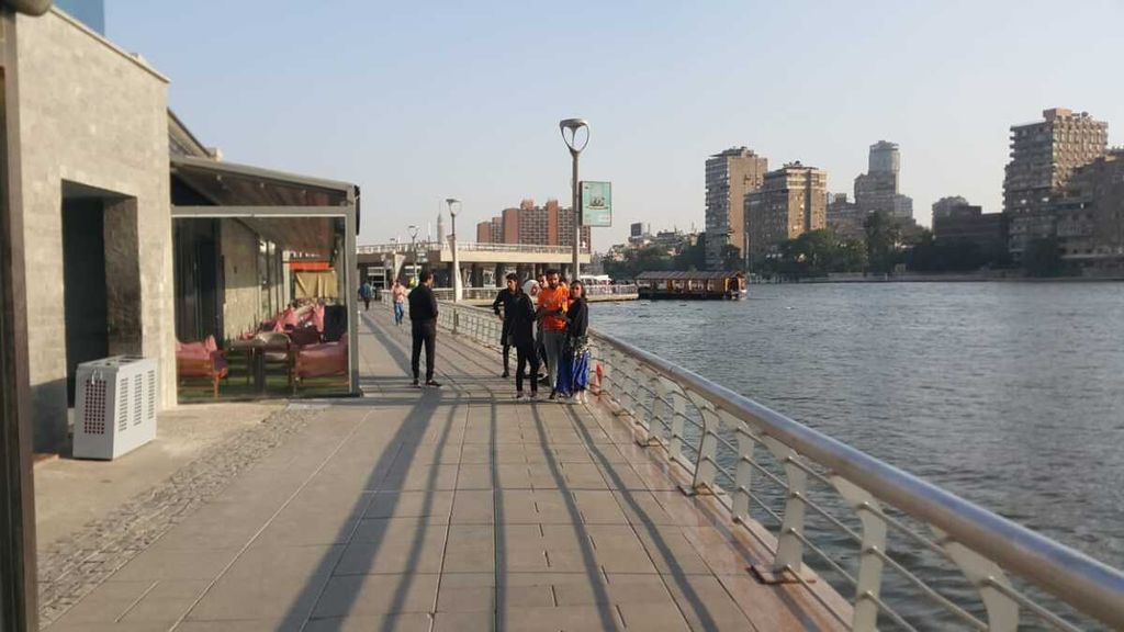 Pemandangan area pedestrian modern, Mamsha Ahl Misr, di sepanjang tepi Sungai Nil di Kairo, Mesir, 22 Juni 2023.