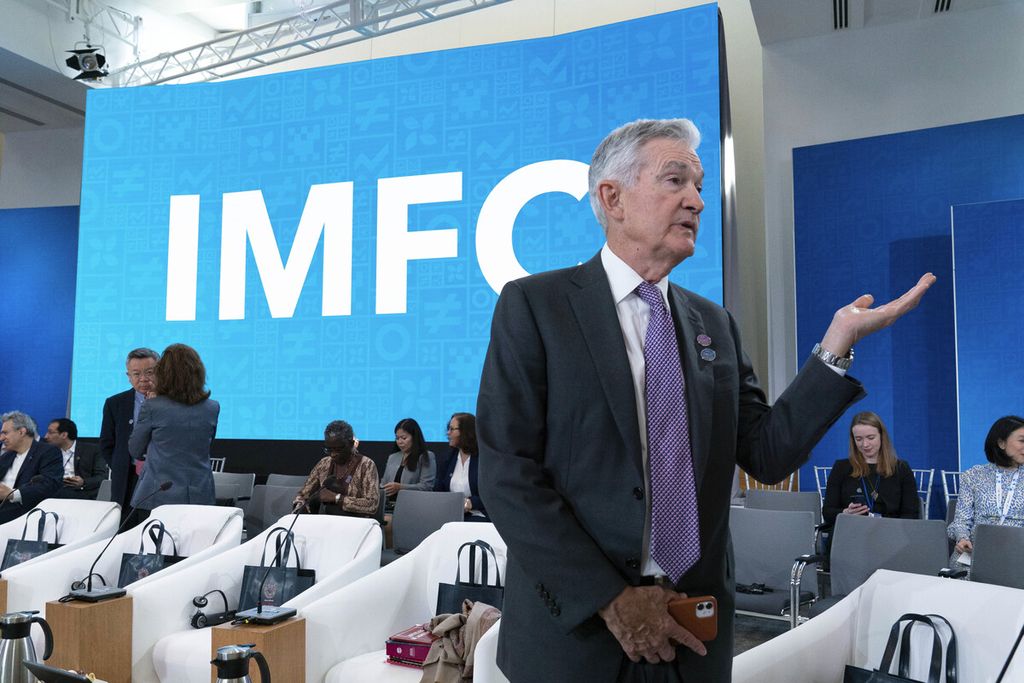 Gubernur Bank Sentral AS Jerome Powell berbincang sebelum rapat  International Monetary and Financial Committee (IMFC)  di kantor pusat Dana Moneter Internasional di Washington, 14 April 2023. 