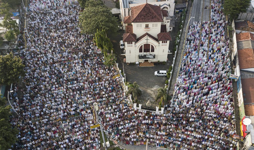 Foto udara saat umat muslim melaksanakan ibadah shalat Ied di kecamatan Jatinegara, Jakarta Timur (2/5/2022). Ibadah shalat Idul Fitri 1443 Hijriah dilaksanakan di tempat tersebut setelah dua tahun sebelumnya ditiadakan karena pandemi Covid-19. 