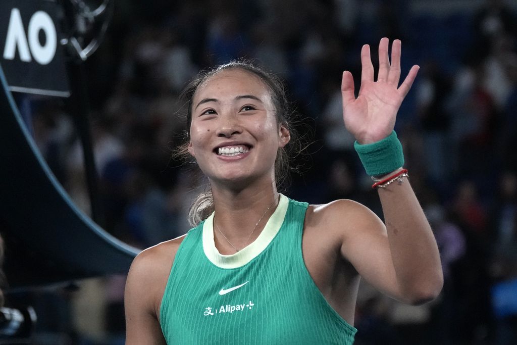 Petenis China, Zheng Qin Wen, merayakan kemenangan atas petenis Ukraina, Dayana Yastremska, pada babak semifinal Australia Terbuka di Melbourne Park, Kamis (25/1/2024). Zheng menang dengan skor 6-4, 6-4.