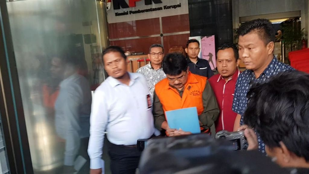 KPK menahan mantan Kepala Kantor Pelayanan Pajak Penanaman Modal Asing Tiga, Yul Dirga, di Jakarta, Kamis (3/10/2019), sebagai tersangka atas kasus restitusi pajak PT WAE tahun pajak 2015 dan 2016.
