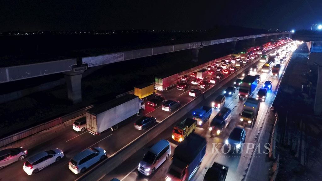Potret dari udara kondisi arus lalu lintas di Jalan Tol Jakarta Cikampek Km 39 Pasiranji, Cikarang Pusat, Jawa Barat, Jumat (21/12/2018).
