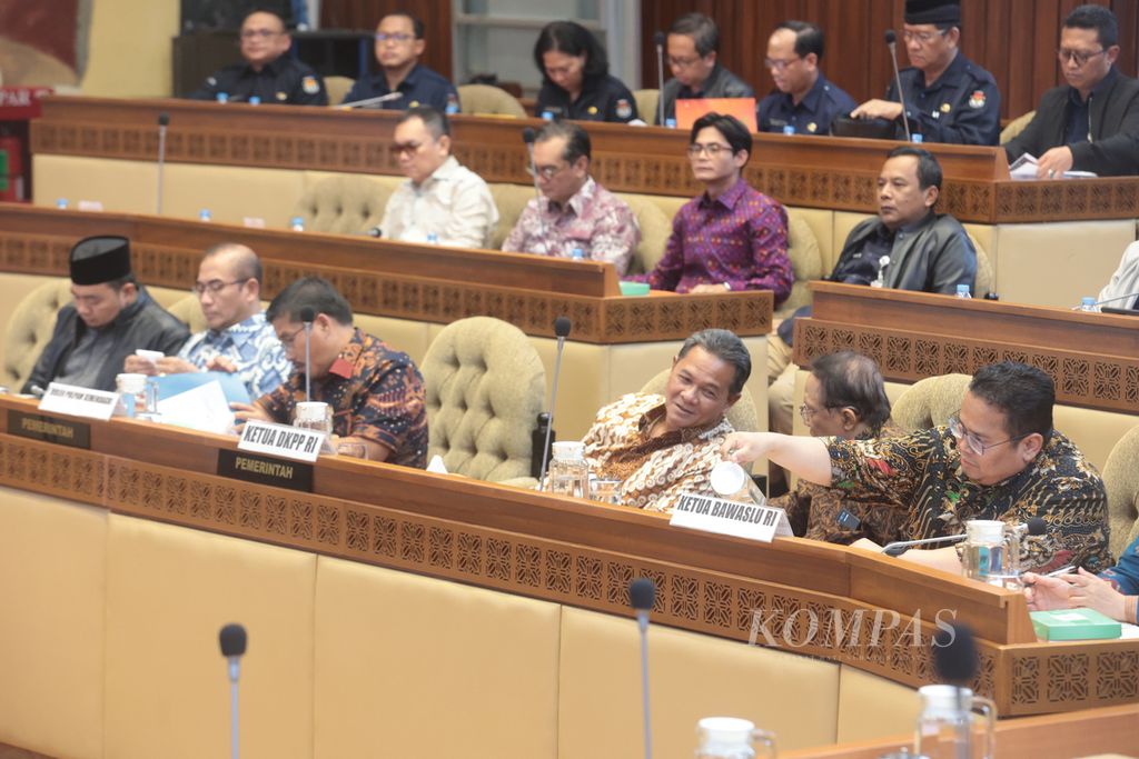 Ketua Komisi Pemilihan Umum (KPU) Hasyim Asy’ari (kedua dari kiri) mengikuti rapat dengar pendapat dengan Komisi II DPR di Kompleks Parlemen, Senayan, Jakarta, Selasa (31/10/2023). 