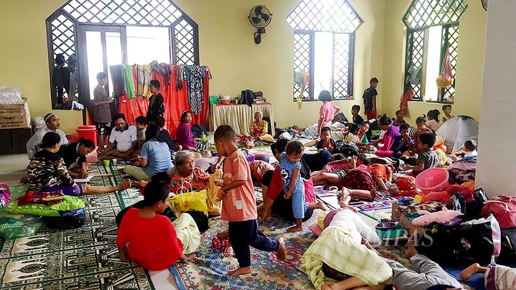 Warga  korban banjir di Makassar, Sulawesi Selatan, Jumat (22/12), terpaksa mengungsi ke sejumlah tempat karena rumah mereka terendam hingga ketinggian 3 meter.