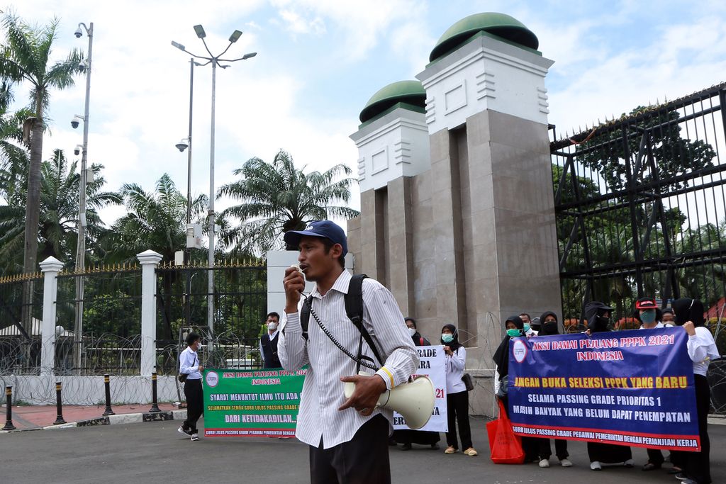 Guru menyampaikan tuntutan di depan Gedung DPR, Jakarta, November 2022. 