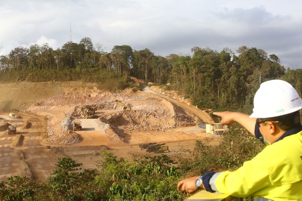 Pekerja menunjukkan operasi pertambangan PT Bumi Suksesindo di area tambang bukit Tumpang Pitu, Banyuwangi, Kamis, (5/12/2019). 