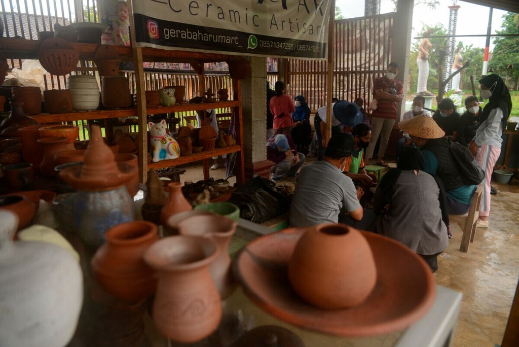 Wisatawan mengunjungi salah satu perajin gerabah di Dusun Klipoh, Desa Karanganyar, Kecamatan Borobudur, Kabupaten Magelang, Jawa Tengah, Minggu (14/11/2021). Wisatawan itu juga belajar membuat gerabah di lokasi itu.