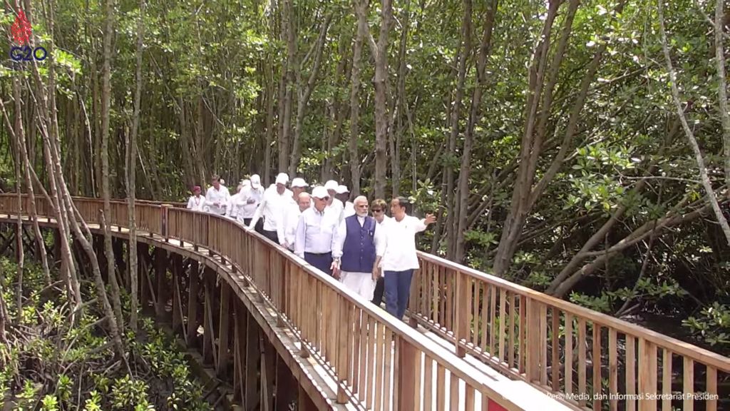 President Joko Widodo with leaders of the G20 countries when visiting the Grand Forest Park in Bali, Wednesday (16/11/2022). Indonesia invites the G20 countries to collaborate and work together in a concrete action for green development and an inclusive green economy.