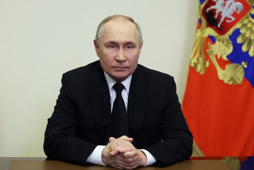 Dalam foto kumpulan yang didistribusikan lembaga negara Rusia Sputnik, Presiden Rusia Vladimir Putin menyampaikan pidato di Moskwa, Rusia, pada 23 Maret 2024. 
