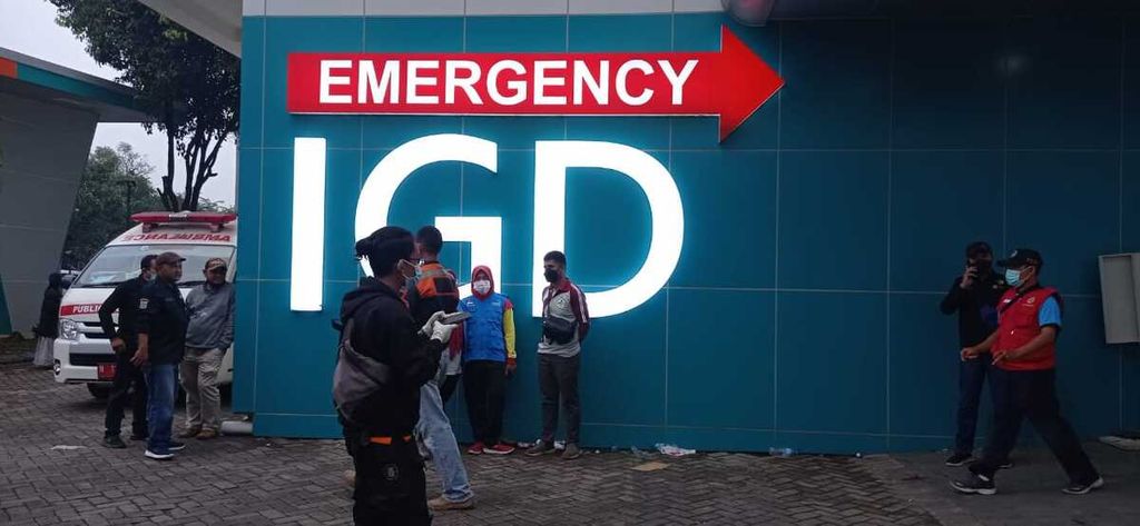Sejumlah keluarga korban berkumpul di sekitar ruang IGD RS Wava Husada, Kabupaten Malang, Jawa Timur, Minggu (2/10/2022). Rumah sakit ini merupakan salah satu dari sejumlah rumah sakit yang menangani korban kerusuhan suporter sepak bola. 