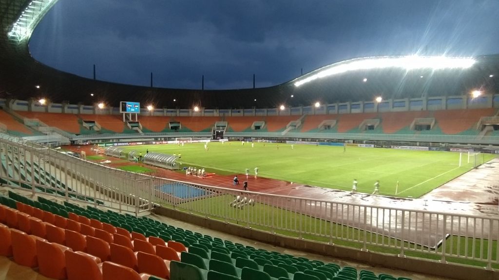 Suasana pertandingan kualifikasi Piala Asia U-17 2023 antara Uni Emirat Arab melawan Palestina di Stadion Pekansari, Kabupaten Bogor, Jawa Barat, Senin (3/10/2022). Laga itu berlangsung tanpa penonton.