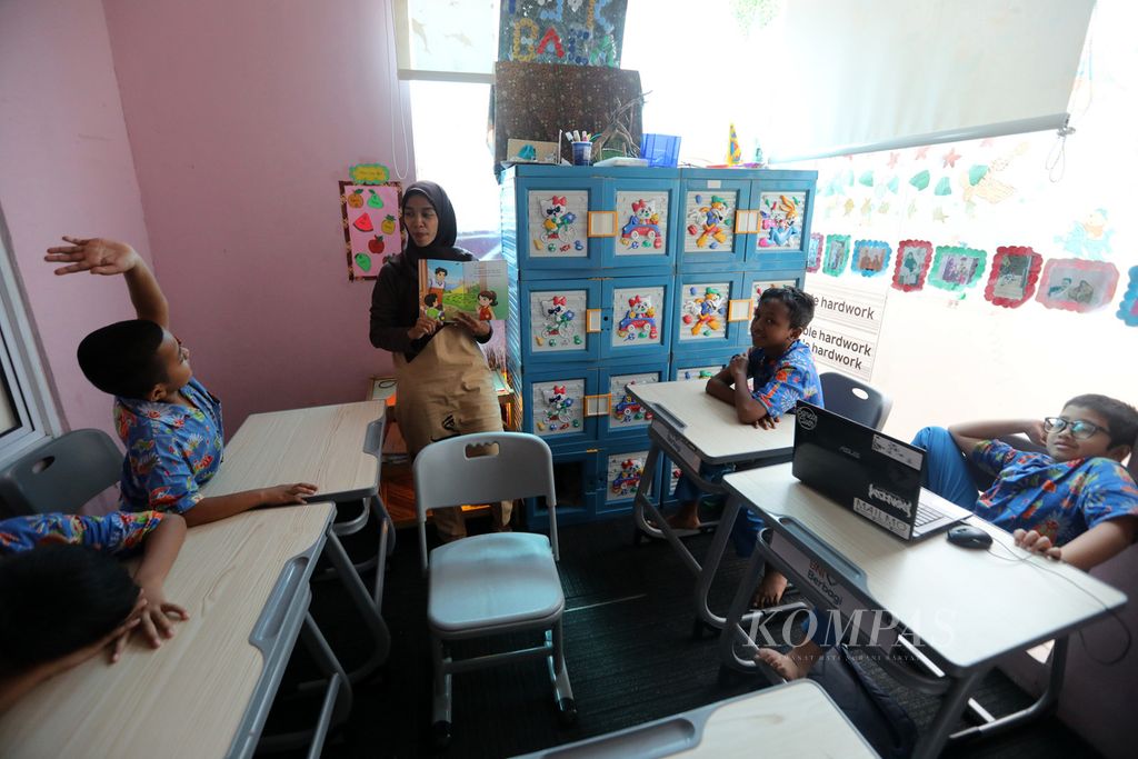 Tenaga pengajar mendidik anak-anak berkebutuhan khusus di Pusat Kegiatan Belajar Masyarakat Cita Kautsar di Penggilingan, Jakarta Timur, Rabu (23/8/2023).   