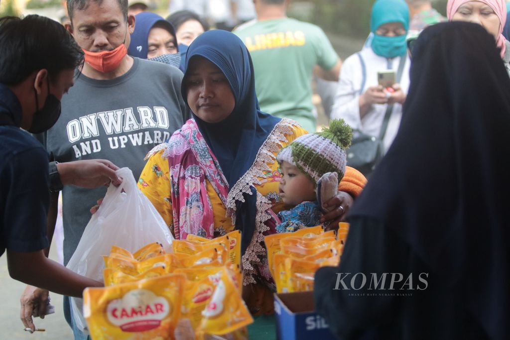 Warga membeli sembako dalam operasi pasar murah yang digelar Pemkot Malang bekerja sama dengan badan usama milik negara, Bank Indonesia, dan sejumlah institusi lain, Rabu (14/9/2022).