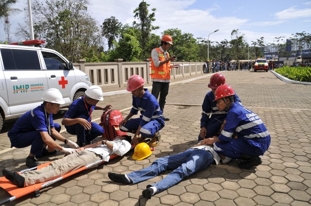 Karyawan PT Indonesia Morowali Industrial Park (IMIP) di Kabupaten Morowali, Sulawesi Tengah, menggelar simulasi evakuasi karena gempa beberapa waktu lalu. Morowali termasuk rawan gempa karena dilalui sesar aktif Matano.