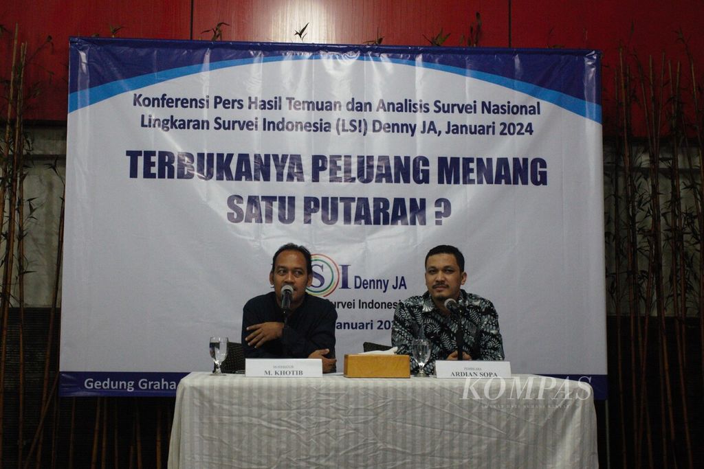 Peneliti LSI Denny JA, Adrian Sopa, memaparkan hasil survei terbaru perolehan suara ketiga pasangan calon presiden-wakil presiden 2024-2029, di Jakarta, Kamis (18/1/2024).