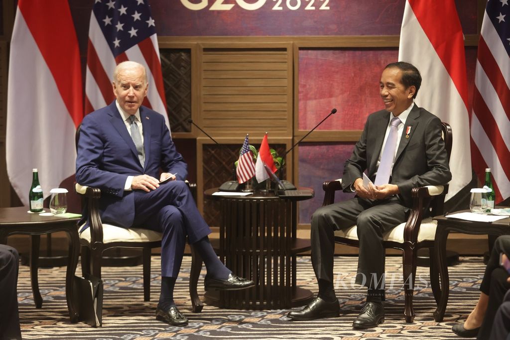 Presiden Joko Widodo bertemu Presiden Amerika Serikat Joe Biden (kiri) di sela-sela Konferensi Tingkat Tinggi G20 di Nusa Dua, Bali, Senin (14/11/2022). 