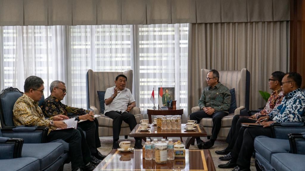 Kepala Staf Kepresidenan Moeldoko saat bertemu Ketua Dewan Komisioner Otoritas Jasa Keuangan Mahendra Siregar di gedung Bina Graha, Kompleks Istana Kepresidenan, Jakarta, Rabu (11/10/2023).