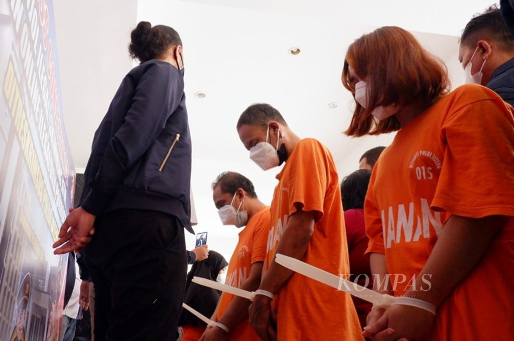 The debt collector suspect (far right) was presented in an exposure to an online loan collection case at the Central Java Police Headquarters, Semarang City, on Tuesday (19/10/2021).