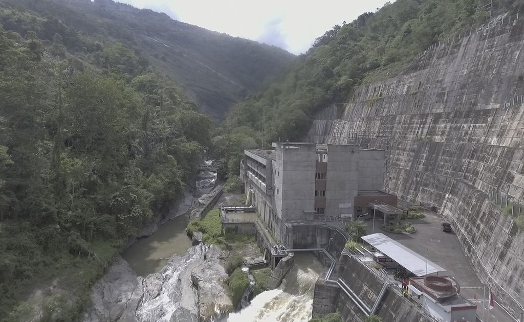Condition of the Bakaru Hydroelectric Power Plant in Pinrang Regency, South Sulawesi, mid-October 2023. Water discharge is reduced due to drought.