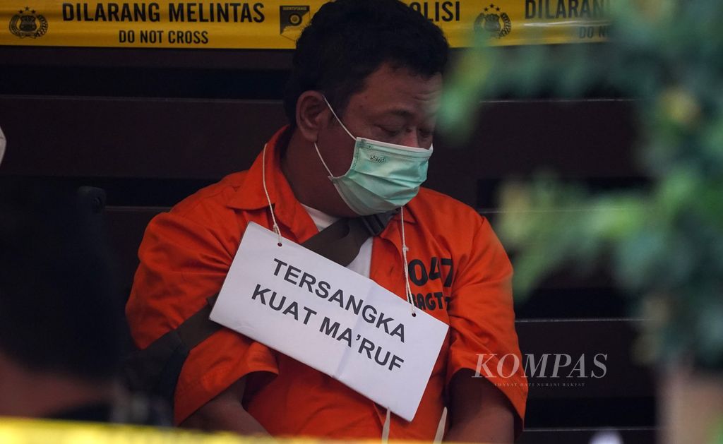 Tersangka Kuat Maruf saat mengikuti rangkaian rekonstruksi pembunuhan Brigadir Novriansyah Yosua Hutabarat di rumah dinas Ferdy Sambo di Kompleks Rumah Dinas Polri, Jalan Duren Tiga Utara, Jakarta Selatan, Selasa (30/8/2022).
