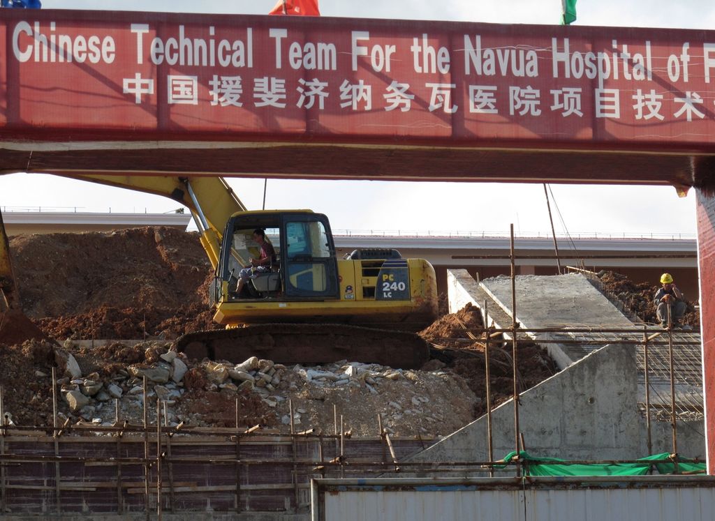 Foto yang diambil pada 7 November 2013 ini memperlihatkan pekerjaan konstruksi bangunan rumah sakit di Navua, Fiji. Saat masih diperintah Perdana Menteri Frank Bainimarama, pemerintah banyak mendapat bantuan dan pinjaman dari Pemerintah China untuk mengembangkan infrastruktur.