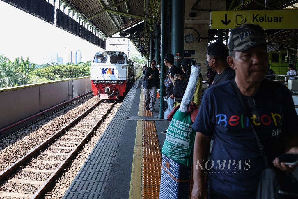 Kereta tiba di Stasiun Gambir, Jakarta, Kamis (21/12/2023). Lebih dari 14.000 warga meninggalkan Jakarta melalui Stasiun Gambir pada 21 Desember 2023. 