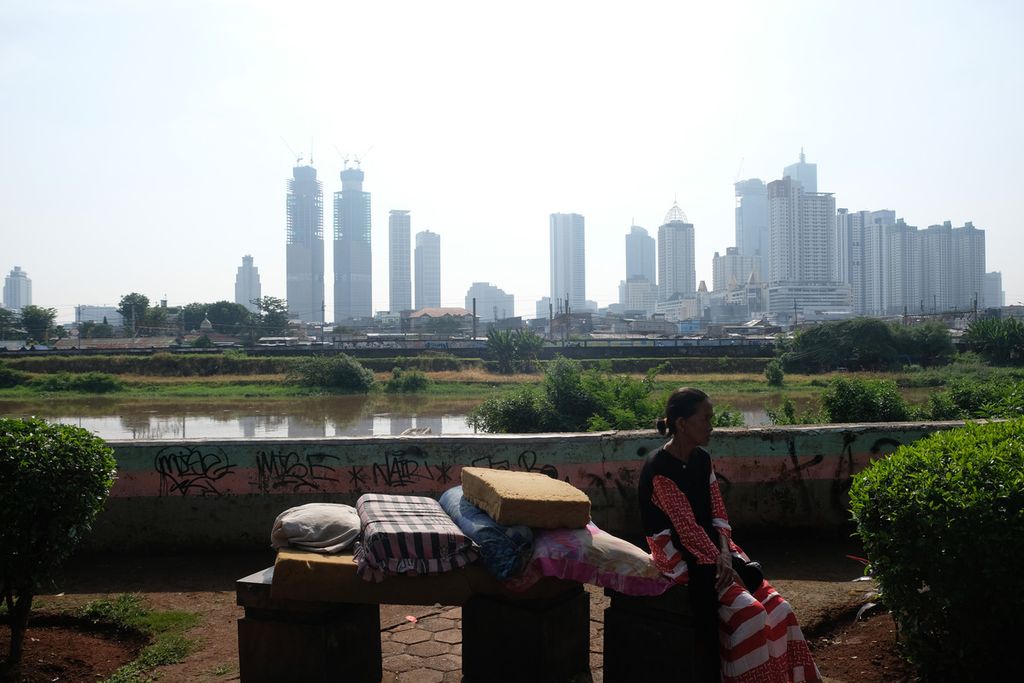 Warga menjemur bantal dan kasur di bantaran Kali Ciliwung, Jalan Petamburan, Jakarta Pusat, Senin (14/11/2022). Dewan Perwakilan Rakyat Daerah DKI Jakarta menyetujui Anggaran Pendapatan dan Belanja Daerah  DKI Jakarta 2023 sebesar Rp 83,78 triliun.