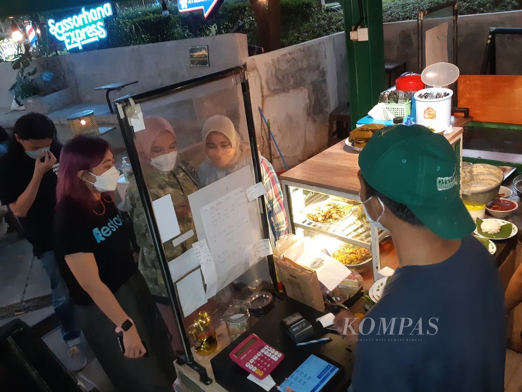 Karyawan kedai Peda Pelangi sibuk melayani konsumen di Sudirman Central Business District (SCBD), Jakarta, Kamis (14/4/2022).