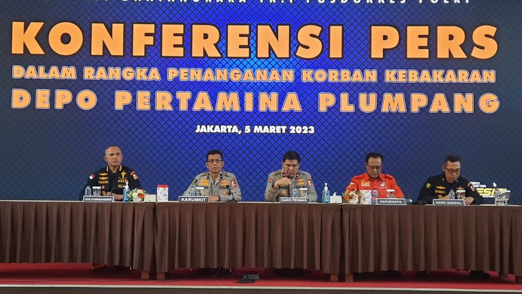 Kepala Biro Penerangan Masyarakat Divisi Humas Mabes Polri Brigjen (Pol) Ahmad Ramadhan memimpin konferensi pers kebakaran terminal bahan bakar minyak (BBM) Pertamina Plumpang di RS Polri, Jakarta, Minggu (5/3/2023). Ia menyebut, dari 15 jenazah yang diterima, baru 14 jiwa yang dikonfirmasi pihak keluarga.